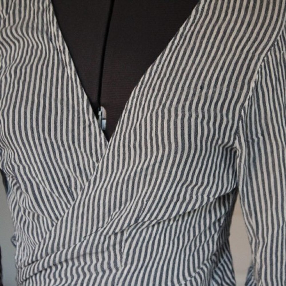Francesca‘s top bohemian small wraparound top gray and white pinstriped softgirl - Picture 3 of 5